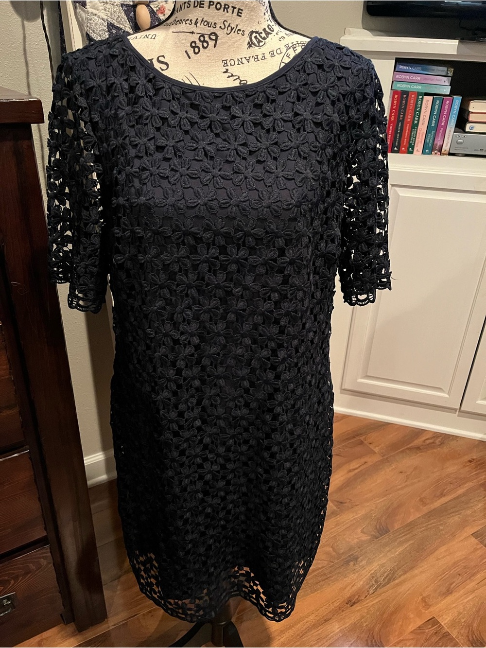 Tahari Arthur S. Levine Navy Floral Lace Shift Dress in size 8P